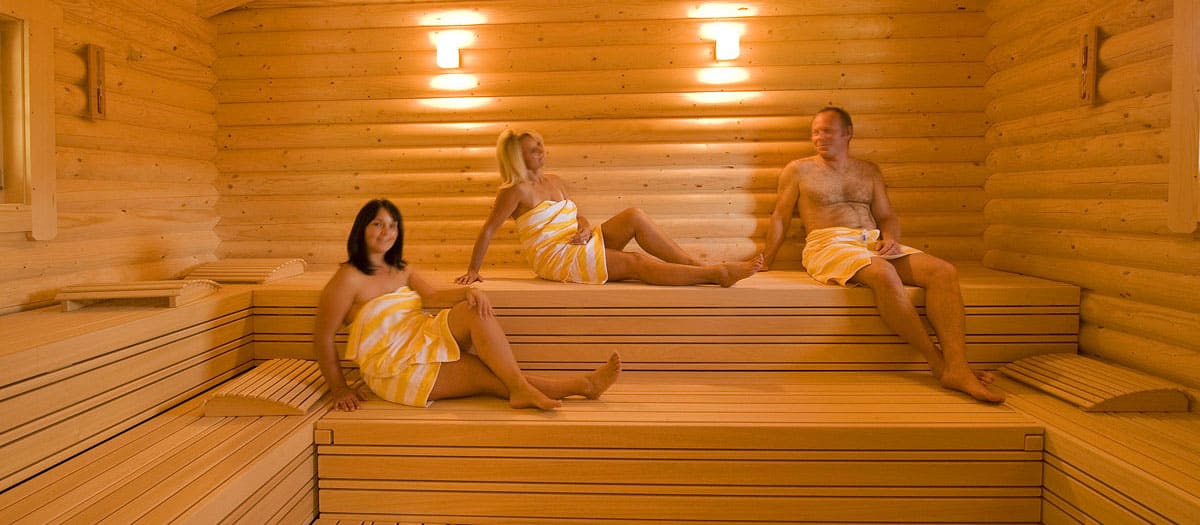 1-aussensauna-16-cm-stammstaerke-fuer-eine-hotelanlage