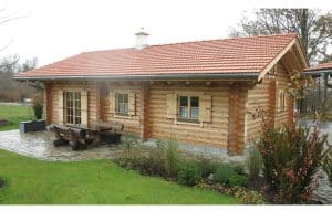Holzhaus – Blockhaus mit runden Balken – Vorderansicht