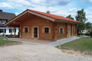 Holzhaus – Blockhaus mit runden Balken – Vorderansicht
