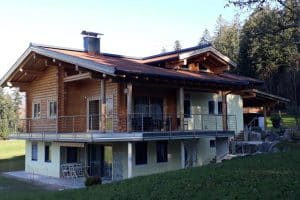 Holzhaus – Blockhaus mit runden Balken – Vorderansicht