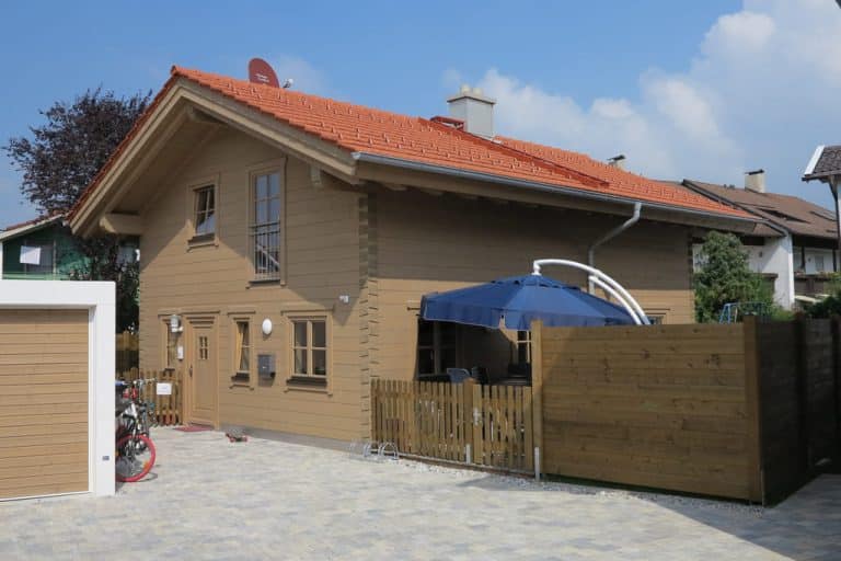 Wohnhaus im Blockhausstil von außen – Vorderansicht