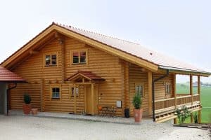 Holzhaus – Blockhaus mit runden Balken – Vorderansicht