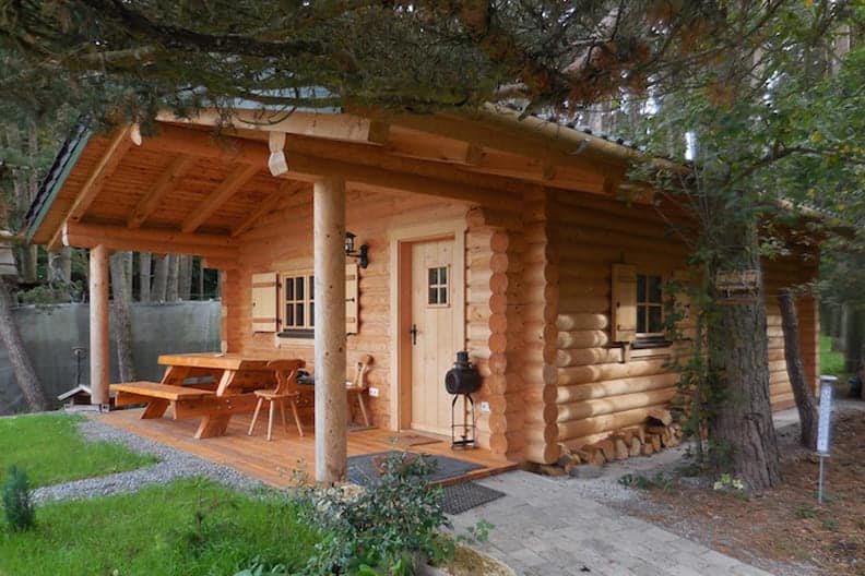 massives Blockhaus aus runden Balken – Waldhütte