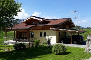 Holzhaus – Blockhaus mit runden Balken – Rückseits