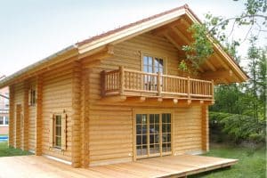 Holzhaus – Blockhaus mit runden Balken – Vorderansicht