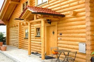 Holzhaus – Blockhaus mit runden Balken – Eingangsüberdachung