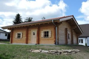 Holzhaus – Blockhaus mit runden Balken – Rückseite