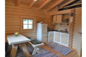 massives Blockhaus aus runden Balken – Küche