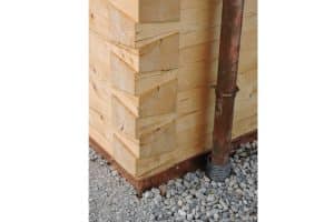 Ferienhaus als Blockhaus – Detail Sockelanschluss