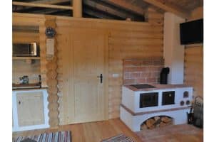 massives Blockhaus aus runden Balken – Holzofen