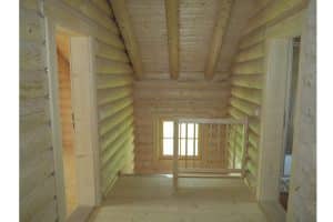 Wohnhaus - Blockhaus mit runden Balken von innen – Treppenhaus