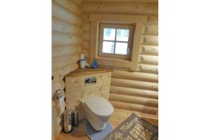 massives Blockhaus aus runden Balken – WC