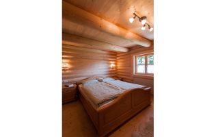 Wohnhaus - Blockhaus mit runden Balken von innen – Schlafzimmer