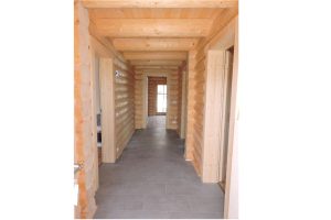 Wohnhaus - Blockhaus mit runden Balken von innen – Diele
