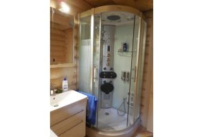 massives Blockhaus aus runden Balken – Dusche