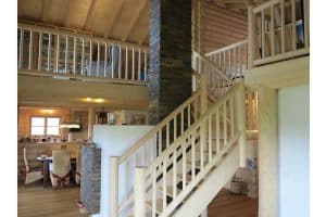 Blockhaus mit runden Balken von innen – Treppe
