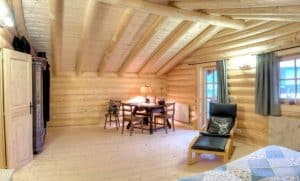 Wohnblockhaus aus Rundholzstämmen Dachschräge