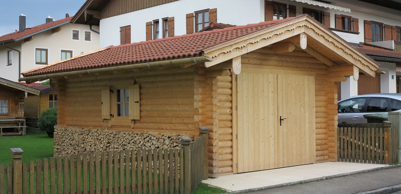 Blockhausgarage als Rundbohlenhaus