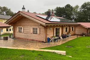 Rundholz-Blockhaus Vorderansicht