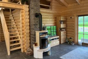 Wohnzimmer mit Kamin