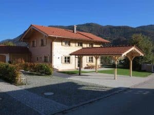 Blockhaus-Wohnhaus - mit Carport