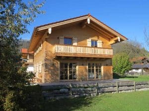Wohnhaus im Blockhausstil von außen - Vorderseite