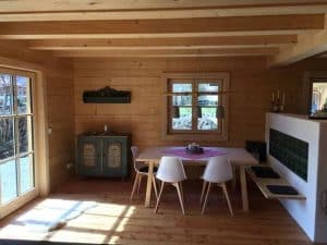 Wohnhaus im Blockhausstil von innen – Esszimmer