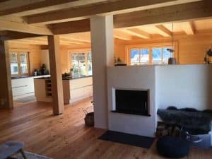 Wohnhaus im Blockhausstil von innen – Wohnraum