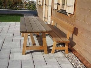 Wohnhaus im Blockhausstil von außen – Sockelanschluss
