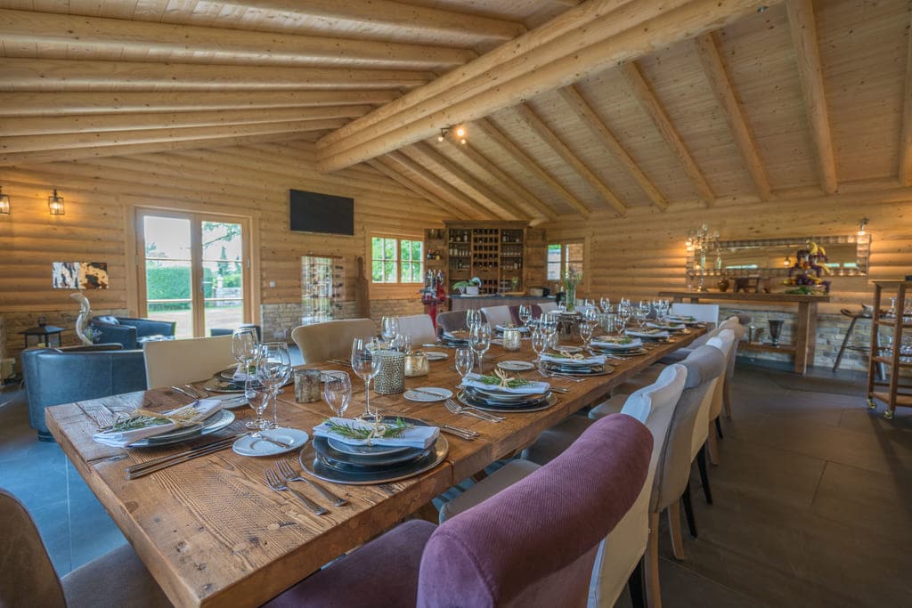 SemiSeminarraum-und Festsaal für Gaststätte - Blockhaus-aus-Rundholz - Innenraum