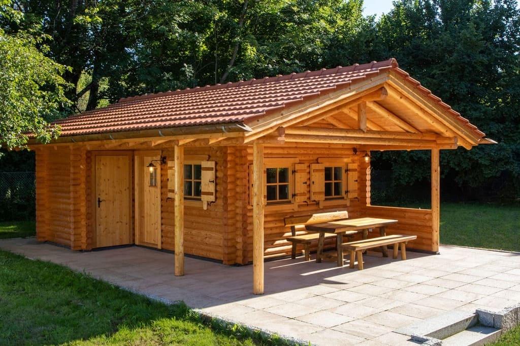 kleines Gästehaus für den Garten in Blockstammbauweise