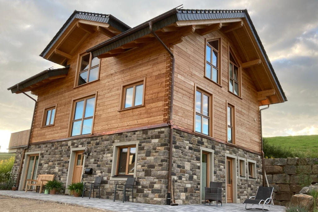 Blockhaus auf gemauertes Erdgeschoss mit Hanglage