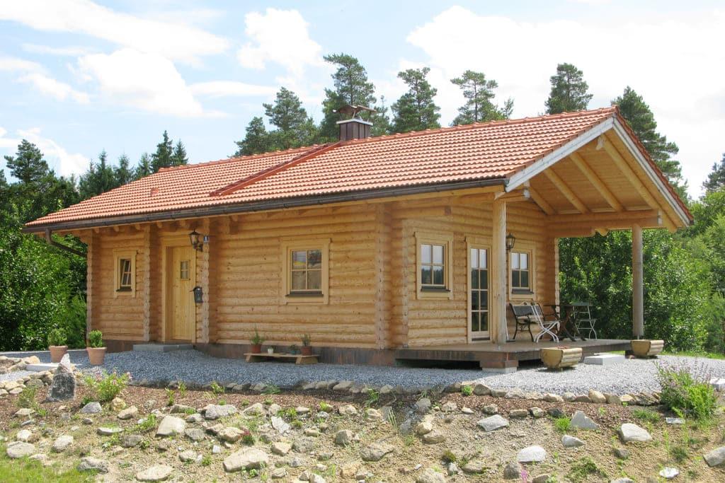 Holzhaus – Blockhaus mit runden Balken – Vorderansicht