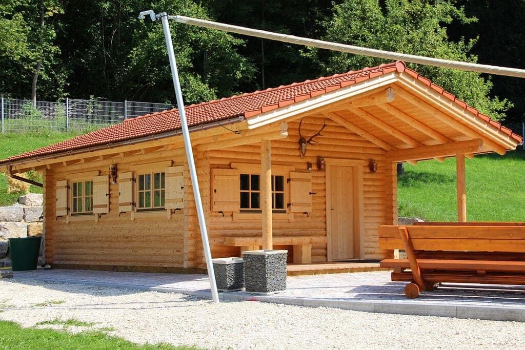 Ausflugsgastätte als Blockhaus mit runden Stämmen