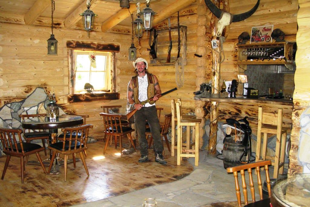 Country-Gaststätte - Blockhaus mit rustikaler Optik